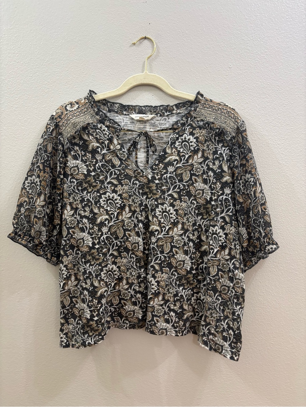 Lucky Brand Black Floral Paisley Tie-Neck Blouse size medium cropped